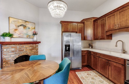 Metropolitan Apartment | Big Bright and Beautiful by Forsyth Park