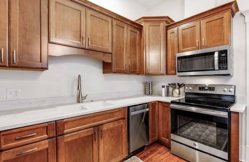 Metropolitan Apartment | Big Bright and Beautiful by Forsyth Park