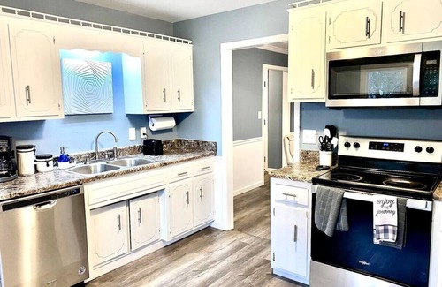 Clarksville House | Big & Bright | Fenced Yard | King Bed Master Suite