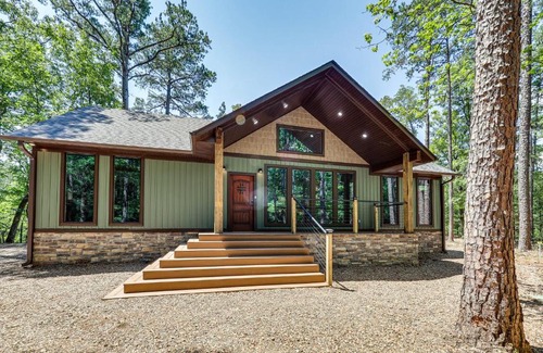 Hodgen House | Big Cedar Vacation Rental with Deck and Hot Tub!