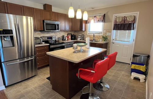 Amherstview House | Big & Charming Bungalow Getaway (nearby Walmart, LCBO, Beer Store, Mall, etc.)