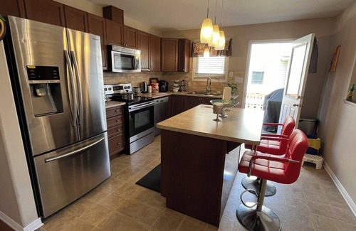 Amherstview House | Big & Charming Bungalow Getaway (nearby Walmart, LCBO, Beer Store, Mall, etc.)