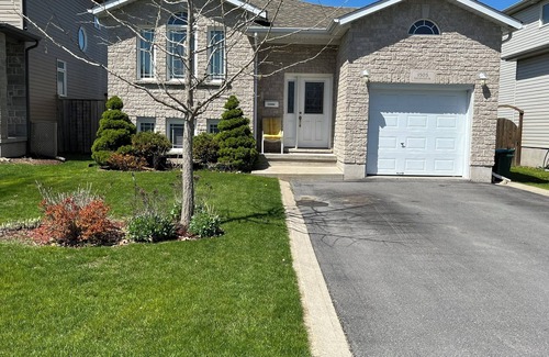 Amherstview House | Big & Charming Bungalow Getaway (nearby Walmart, LCBO, Beer Store, Mall, etc.)