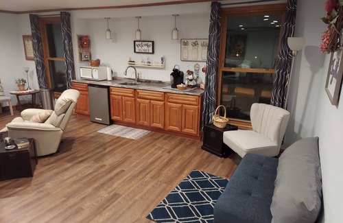 Nashville Apartment | BIG Comfy-Cozy Family Room