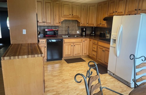 Williamsville House | Big & Cozy 3-bedroom House with Driveway, Huge TV & Fireplace in Buffalo Suburbs