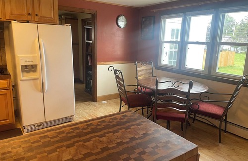 Williamsville House | Big & Cozy 3-bedroom House with Driveway, Huge TV & Fireplace in Buffalo Suburbs
