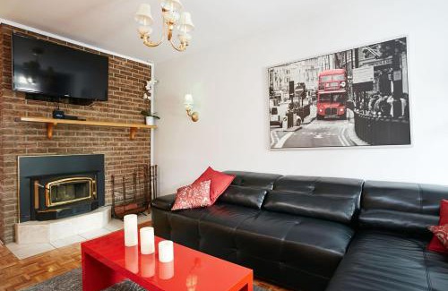 Cote-Saint-Paul House | Big Cozy House