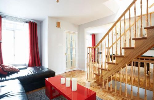 Cote-Saint-Paul House | Big Cozy House