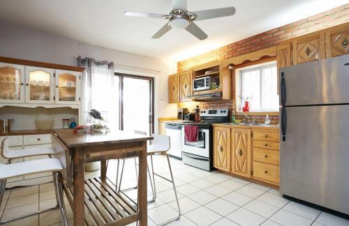 Cote-Saint-Paul House | Big Cozy House