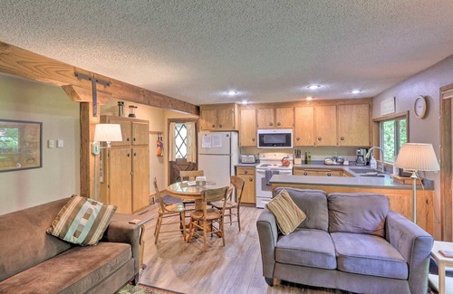 Paradise Estates Cabin | BIG CREEK waterfront retreat! 2bed-2bath+HOT TUB+Covered Deck+BBQ+EV charger! ✨