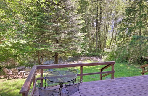 Paradise Estates Cabin | BIG CREEK waterfront retreat! 2bed-2bath+HOT TUB+Covered Deck+BBQ+EV charger! ✨
