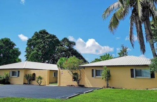 Fort Myers Apartment | BiG DoGS Welcome Comfy & Homey #1