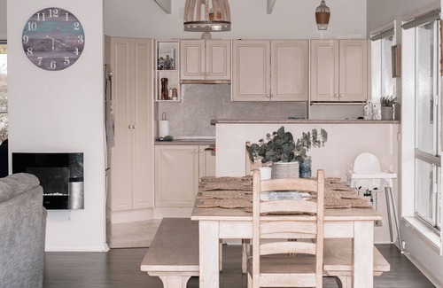 Surf Beach House | Big family beachhouse on small family budget.