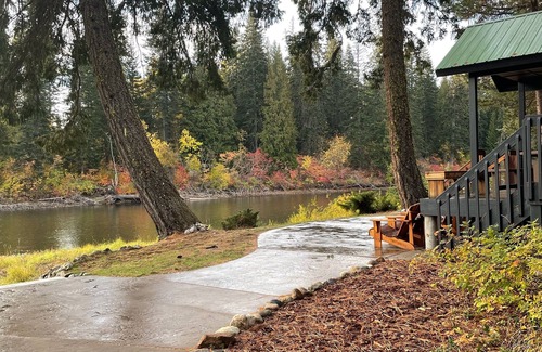 Leavenworth Cabin | Big Family Cabin on the River's Edge