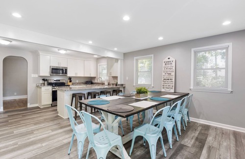 Buckroe Beach House | Big Family Getaway - Walk to the Beach! Sleeps 10!