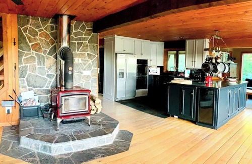 Dunchurch Cottage | BIG Family & Multi-Family Cottage with Incredible View, Hot Tub & Sauna