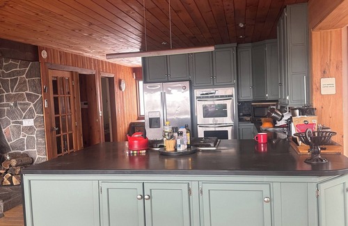 Dunchurch Cottage | BIG Family & Multi-Family Cottage with Incredible View, Hot Tub & Sauna