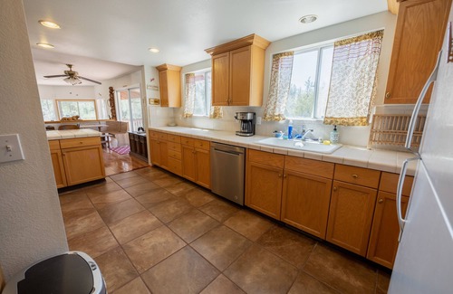 Oakhurst House | Big family-sized cabin located 15 miles from south gate of Yosemite or Bass Lake