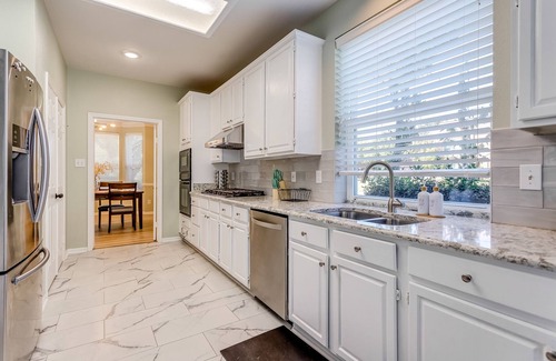 Lewisville House | Big family-sized lovely traditional house. 14 minutes to DFW Airport!