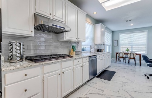Lewisville House | Big family-sized lovely traditional house. 14 minutes to DFW Airport!
