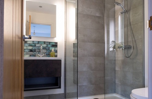 New Forest District Cottage | Big farmhouse gives guests proper coast and country living..