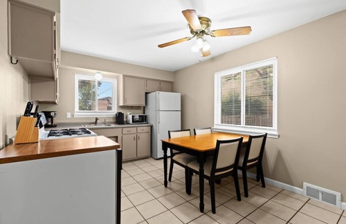 Taylor House | Big Fenced Backyard Sleeps 8 Plus