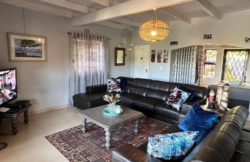 Port Edward House | Big Fish Seaside Cottage, Sleeps 10 Guests in 5 Bedrooms