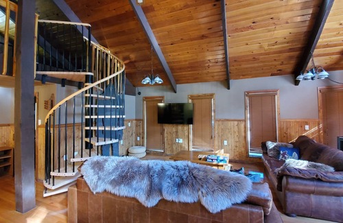 Drake House | Big Foot Bungalow- Relax by the Big Thompson River