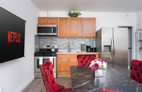 Simi Valley Apartment | Big gated yard, Work/play room, King bed