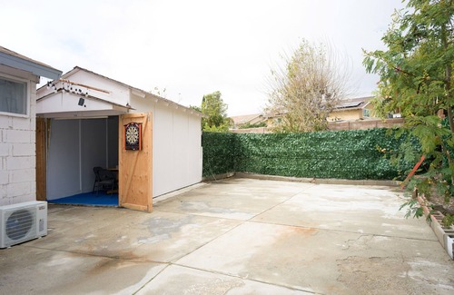 Simi Valley Apartment | Big gated yard, Work/play room, King bed