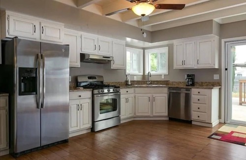 Templeton House | Big Green House 4bdrm - 3 bath with Pool Table