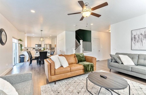 Vineyard House | BIG Home! Fenced Yard! 30+ Day Discount! Garage!