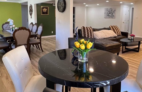 Fountain Valley House | Big home near beaches, Knott Berry Farm, Disneyland