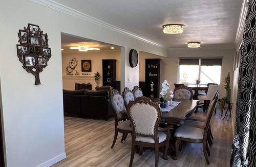 Fountain Valley House | Big home near beaches, Knott Berry Farm, Disneyland