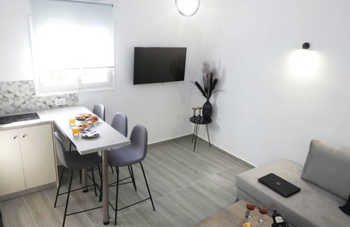 Perissa Villa | Big house for family and couples just 1 minute from the best beach of the island