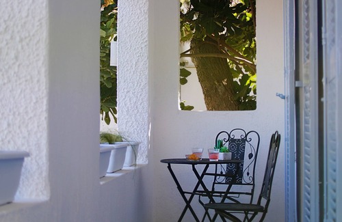 Perissa Villa | Big house for family and couples just 1 minute from the best beach of the island