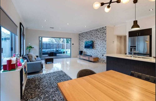 Melville House | Big house in Melville