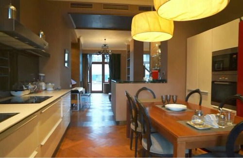 Dniprovs'kyi District House | Big house near the park