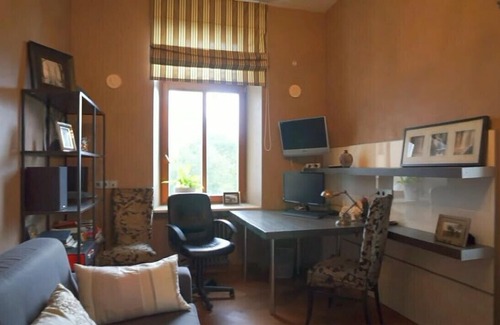 Dniprovs'kyi District House | Big house near the park