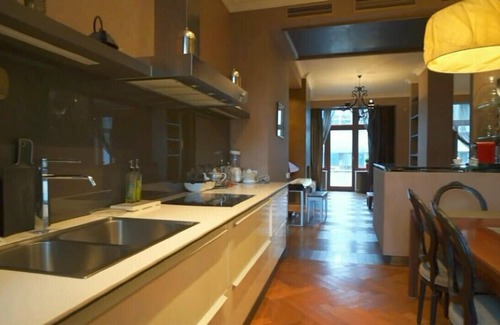 Dniprovs'kyi District House | Big house near the park