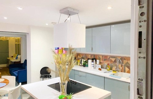 Shadwell Villa | Big House with En-suites a Big garden and Hot-tub near TOWER BRIDGE