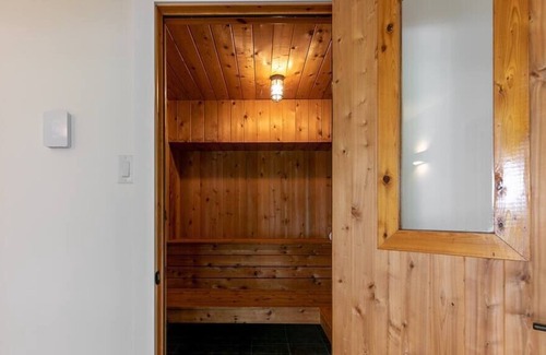 Big Lake House | Big Lake Lakeside Villa w Sauna