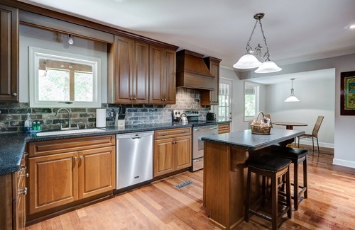 Cottondale House | BIG LakeHouse 15 min to Tuscaloosa, 14 beds, great fishing