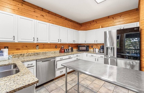 Townsend Cabin | Big Lodge* River Access * 11 beds *Sleeps 22*