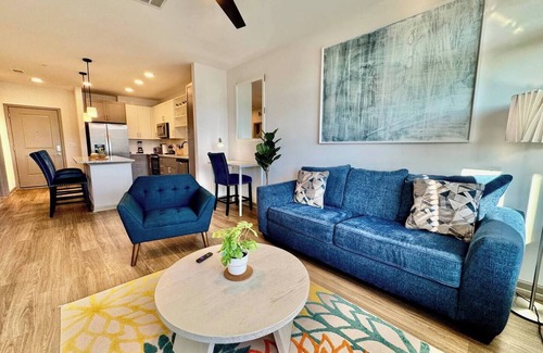 Southside Apartment | Big Lux King Bed Balcony Pool Gym Southside I95