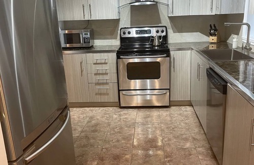 Greenfield Park Condo | Big & Luxurious, Free Parking, King Size Bed, TV