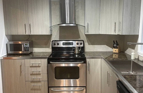 Greenfield Park Condo | Big & Luxurious, Free Parking, King Size Bed, TV