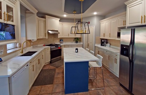 Fleetwood House | Big Luxurious House in Surrey with Private Backyard across a beautiful Park