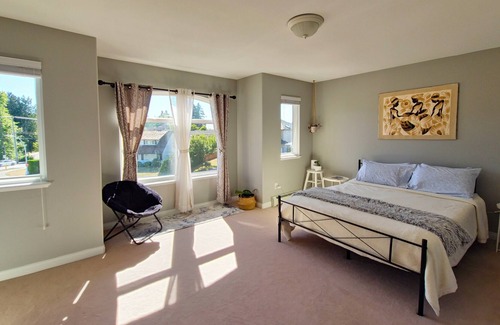 Fleetwood House | Big Luxurious House in Surrey with Private Backyard across a beautiful Park