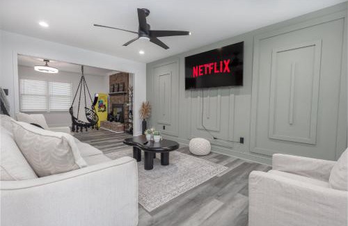 Ellenwood House | Big Modern Family Home On 1 Acre Land w Firepit & Grill